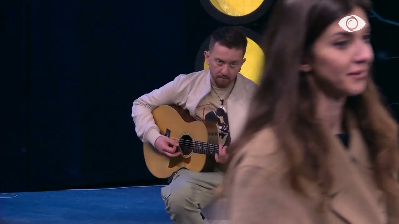 Tiri këndon vetëm nën tingujt e kitares