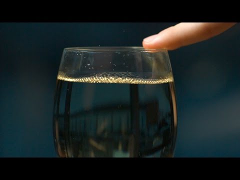 Hvorfor lager vinglasset lyd?