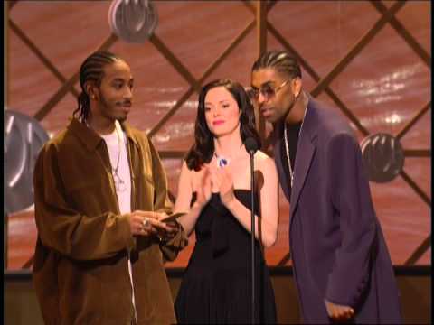 Aaliyah wins for Soul/RnB Female-AMA 2002