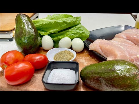 Ensalada saludable con pollo, aguacates, tomates y huevos cocidos