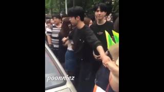 Download lagu 170630 -  GOT7 at Music Bank  - Jinyoung protecting Ahgase from a passing car mp3
