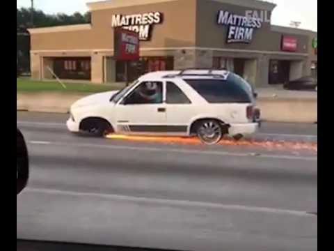 IT'S A CRAZY! Quest'uomo va tranquillamente in strada con le gomme Bucate!