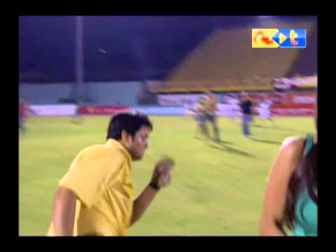 Patada a Aquiles Ocanto / Soccer player kicked by a fan