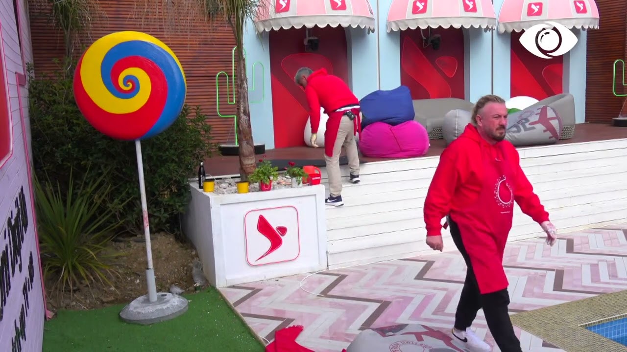 Banorët mbjellin lulet e dhuruara nga Vodafone