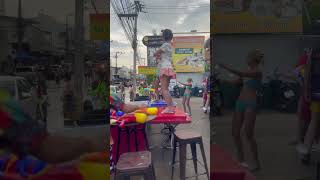 バー前に急遽作られたDJブースとダンスステージ。