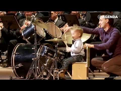 Маленький мальчик Лёня Шиловский круто сыграл на барабанах!