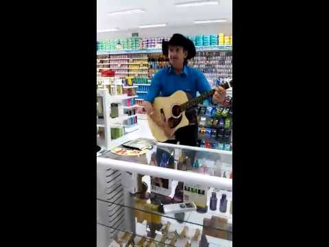 Homem desmaia cantando galopeira