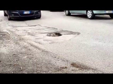 Salerno: grossa buca al passaggio a livello di via Fratelli Magnone, pericoli per gli automobilisti