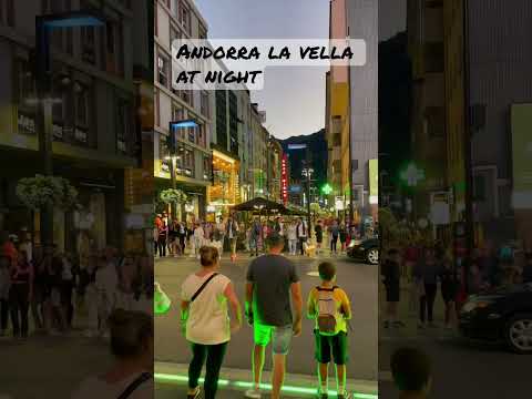 Andorra La Vella à noite Rua pedestre e comercial Meritxell-Carlemany