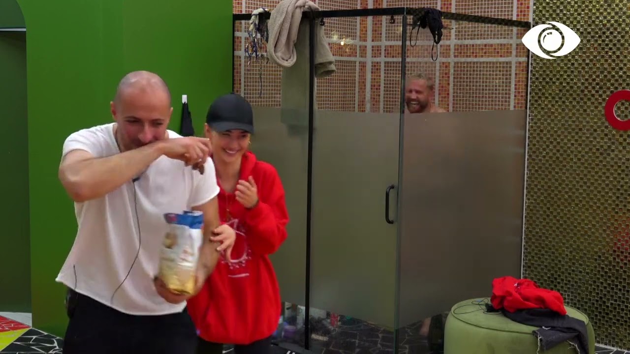 Luizi bën dush, banorët e ngacmojnë