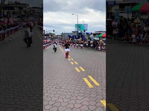 El desfile en Tena que está robando corazones 😍🥁