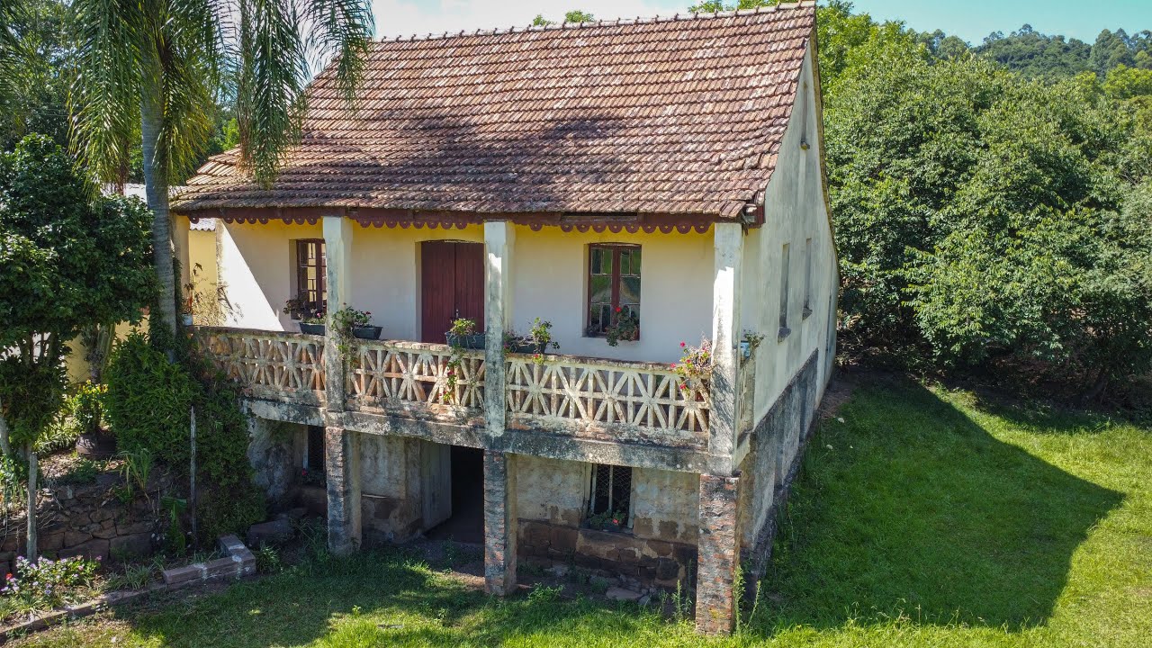 THEY WOKE UP TO THE NOISE OF THE GUN AND HAD TO LEAVE THE MANSION IN A HURRY!