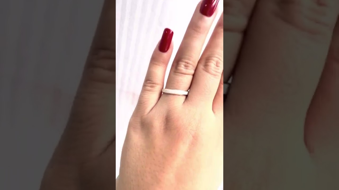 Par de aliança diamantada com solitário de brinde prata 950