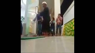 Download lagu Video lucu saat sholat tarawih || bapak2 nabrak kaca pintu Masjid 🤭🤣🤣🤭 mp3