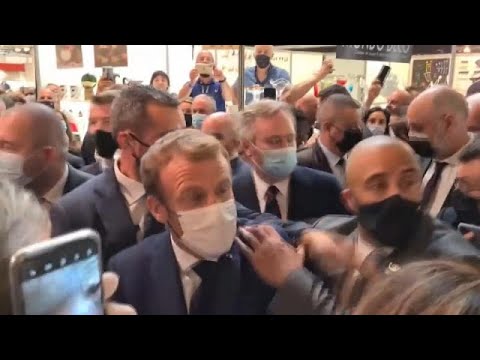 شاهد رشق الرئيس الفرنسي إيمانويل ماكرون ببيضة خلال زيارة في ليون…