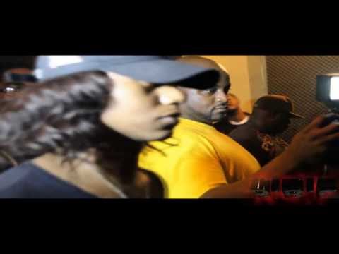 Candy Barzz vs Bizzie