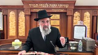 תחפושת של בגדי נשים לאיש בפורים (הרב יצחק ישראלי) - התמונה מוצגת ישירות מתוך אתר האינטרנט יוטיוב. זכויות היוצרים בתמונה שייכות ליוצרה. קישור קרדיט למקור התוכן נמצא בתוך דף הסרטון