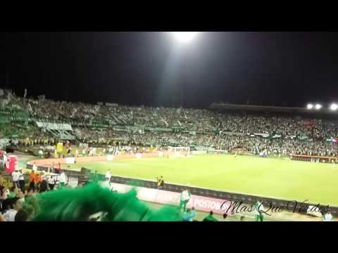 "Termina el partido y la hinchada de Nacional sigue cantando. La más grande del País." Barra: Los del Sur • Club: Atlético Nacional