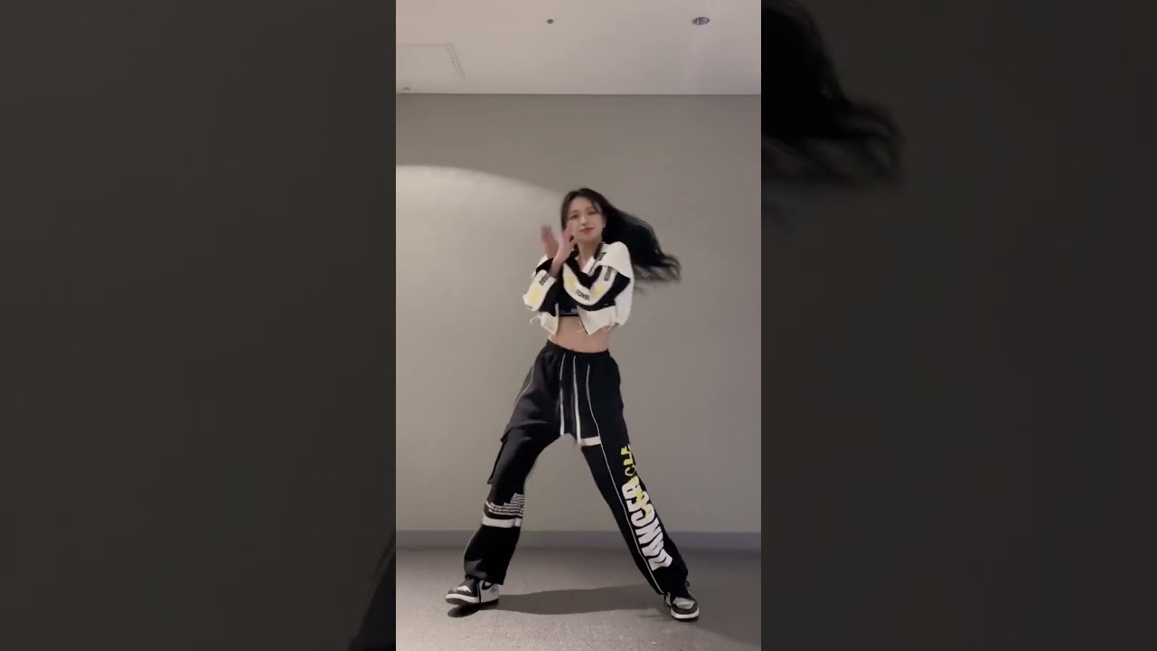 Beautiful dancer manipulated by Stable diffusion #deforum #stablediffusion #aivideo #aiart #dancer