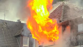 [DURCHZÜNDUNG BEI WOHNHAUSBRAND]- Starke Rauchentwicklung &amp; Flammen | Stadtalarm Feuerwehr Burscheid