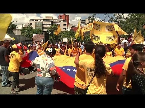 المئات من المعارِضين يتظاهرون في كاراكاس ضد الرئيس مادورو