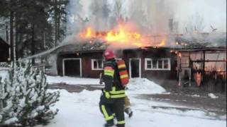 preview picture of video 'Varastorakennus paloi entisen Pernajan kunnantalon pihalla'