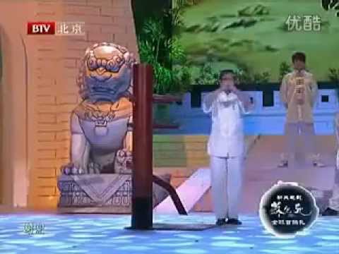 Wing Tsun Grandmaster Leung Ting macht die Holzpuppenform (Wooden Dummy by Leung Ting)