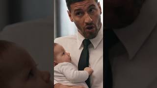 André carrega um bebê no colo e pensa em ser pai com Dora #quemamacuida #novela