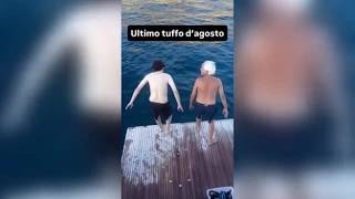 Nino D’Angelo e Rovazzi: ultimo tuffo d'agosto e un simpatico siparietto sui social