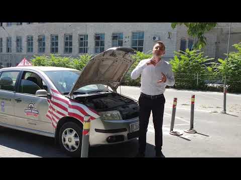 Semnul ,,acumulatorului” de pe panoul de bord