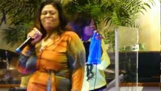 Kim Burrell Live &quot;Holdin On&quot;