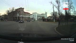 preview picture of video 'Керчанин едет на красный свет светофора'