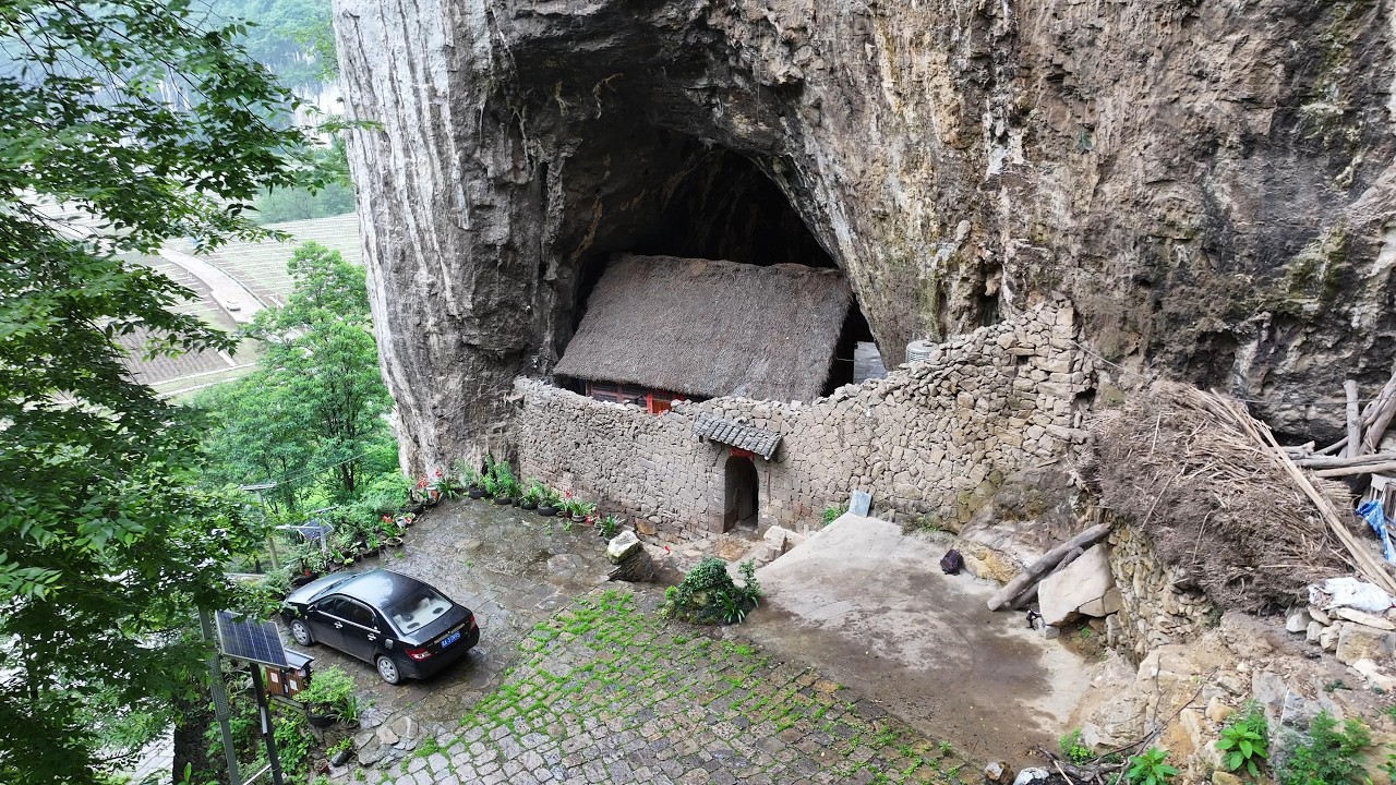 A Guizhou family has lived alone in a cave for more than 300 years, a paradise