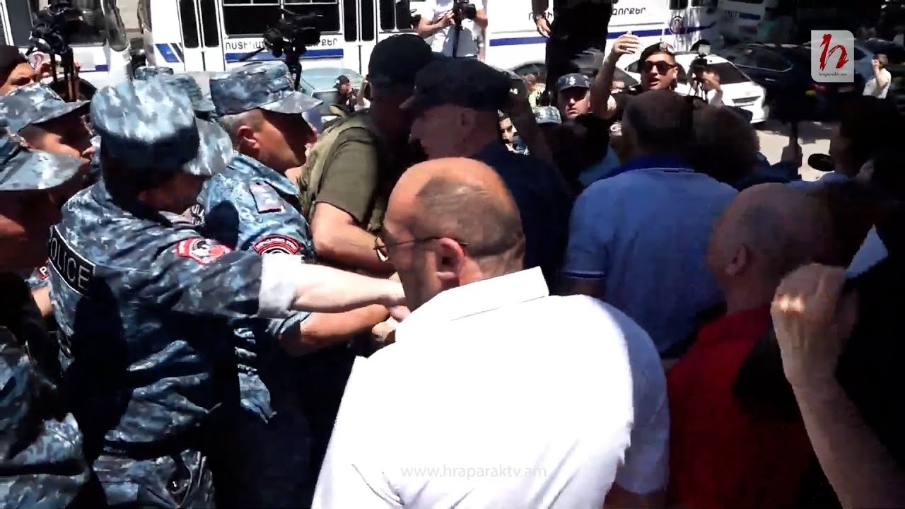 Ոստիկանությունը ճզմում է քաղաքացիներին