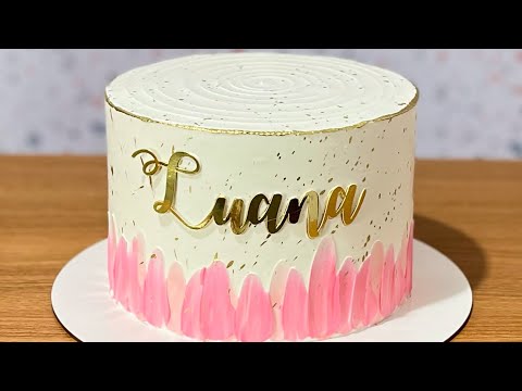 BOLO FEMININO SIMPLES EM CHANTININHO - Bruna Cake’s