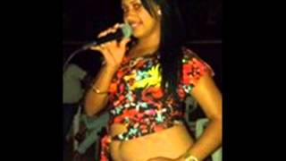 Yuli cantando Hoy te toca dormir en el suelo en PLAZA LA SABANA