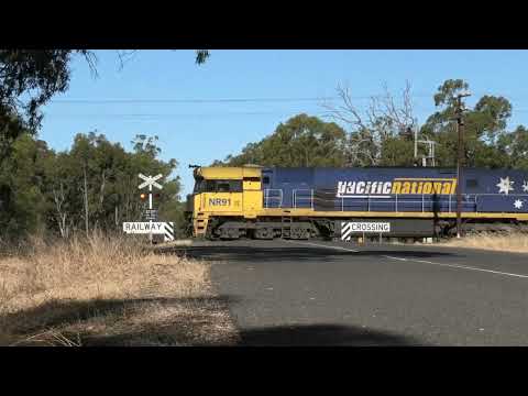 6MP4 - NR91 NR100 railway crossing Glenorchy