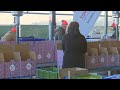 Duizenden dozen vol kersttraktaties ingepakt voor arme gezinnen