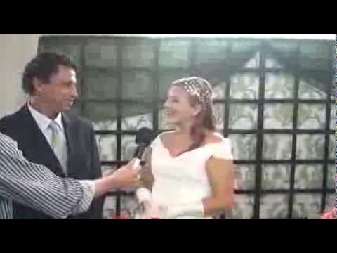 Casais ofocializam união em casamento comunitário