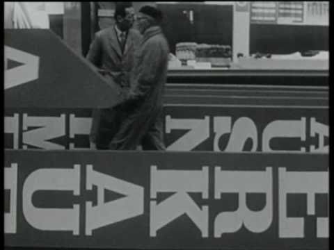 Schnäppchenjäger im Ausverkauf in den 60er-Jahren