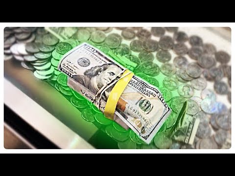 COIN PUSHER || $100 BILL + IPOD ON THE EDGE!!!
