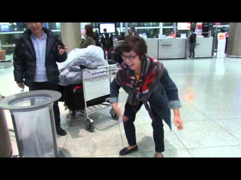 空港でのおじいちゃん、おばあちゃんとの再会 (Eng Subbed) (Reunion with Grandma and Grandpa at the airport (Eng Subbed))