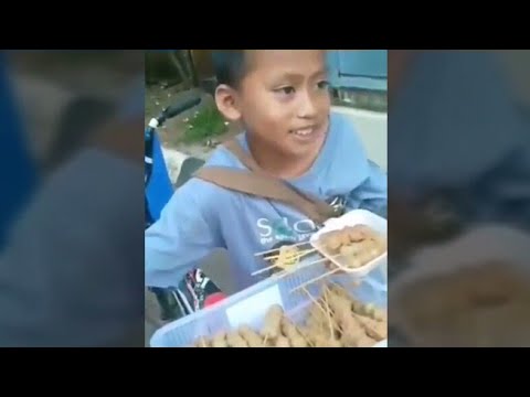 Di usianya yang masih kecil dia sudah menjadi Ayah sekaligus Ibu untuk adiknya