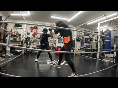 32歳(紺T)VS44歳トレーナー(黒T)のスパーリング2R目