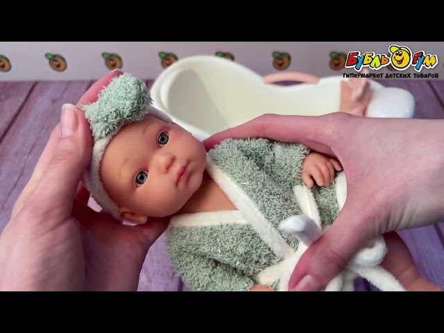 Пупс Lanson Toys в халате с аксессуарами для купания и ванной 22см - видео