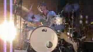 Andreas Johnson freakar loss på trummorna