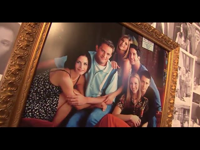 Vídeo relacionado con Central Perk Friends Lunch on a Skyscraper Gris Cartera de Mujer