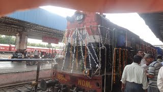 preview picture of video 'Mumbai Mail arrives Katni Junction- Anas Khan'