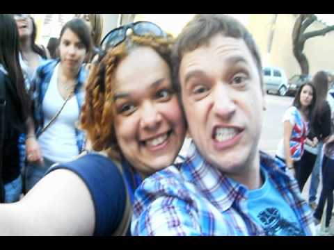 Caco de Castro na frente da MIX com os fãs do Restart