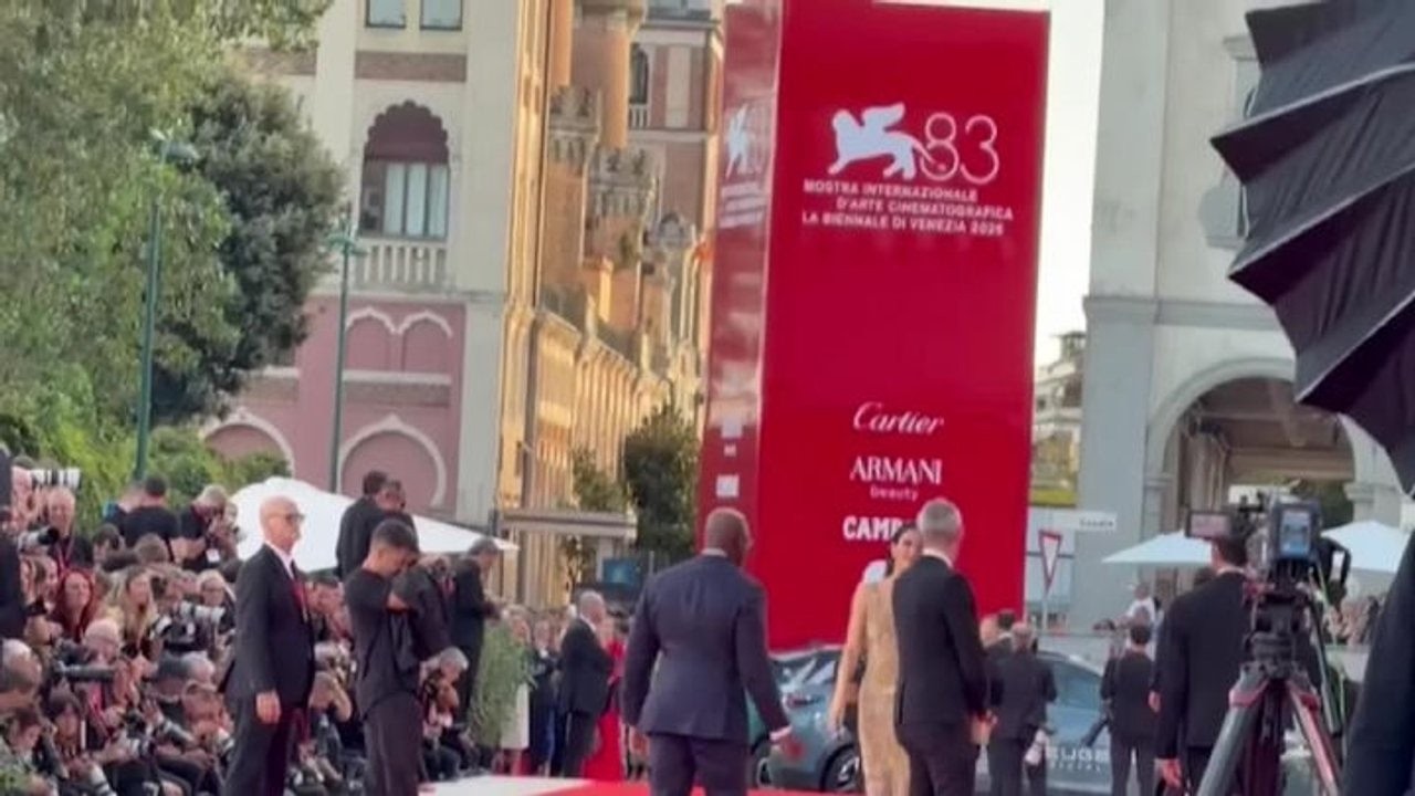 Kendall Jenner firma autografi ai fan sul red carpet di Venezia 83